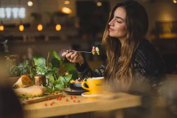 Frau mit leckerem Essen