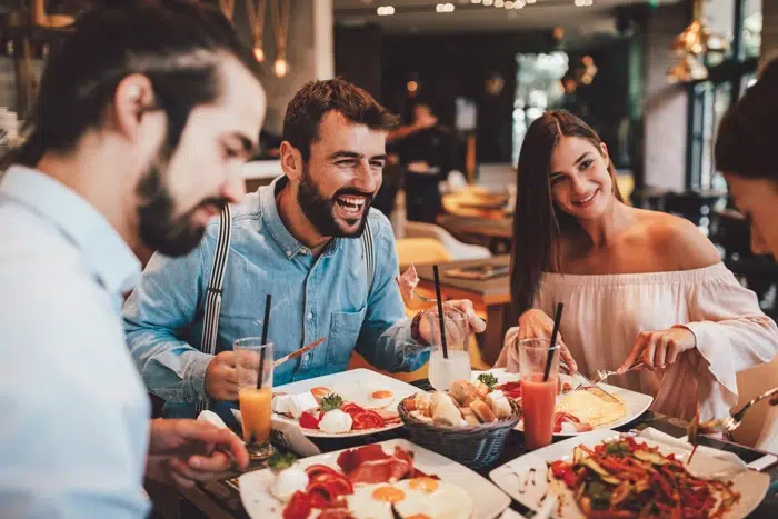 Eine Gruppe Männer und Frauen, die in einem Restaurant zu Mittag essen
