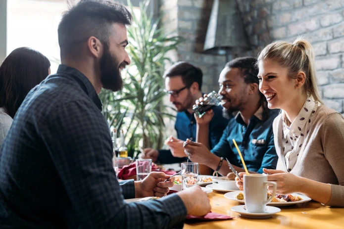 Alternative zur Kantine: Arbeitskollegen genießen gemeinsam ein Mittagessen im Restaurant