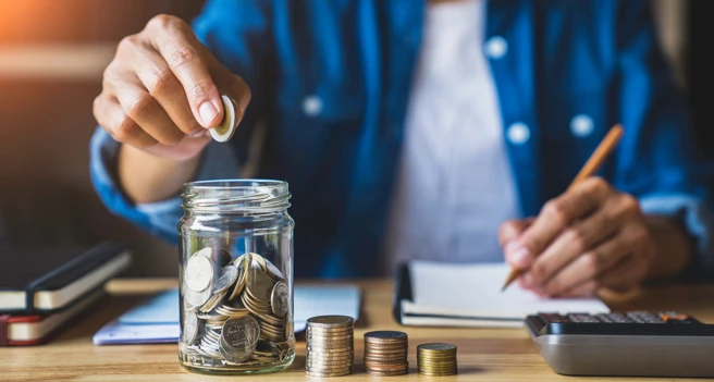 Ein Mann zählt Geld und versucht, Kosten zu sparen
