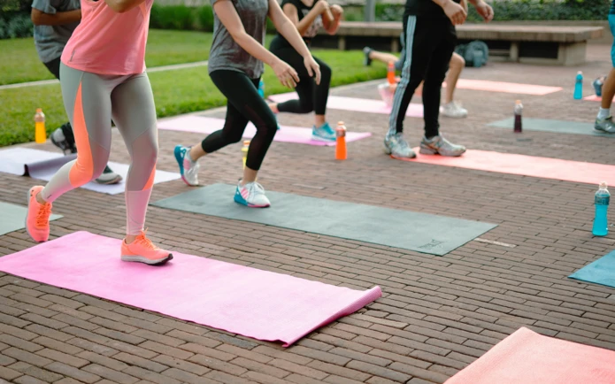 Mehrere Frauen machen Sport auf einer Fitnessmatte