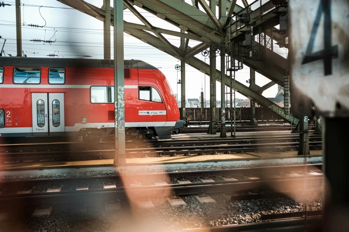Ein Zug steht auf den Gleisen an einem Bahnhof