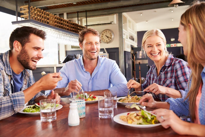 Gemeinsames Mittagessen von Arbeitskollegen